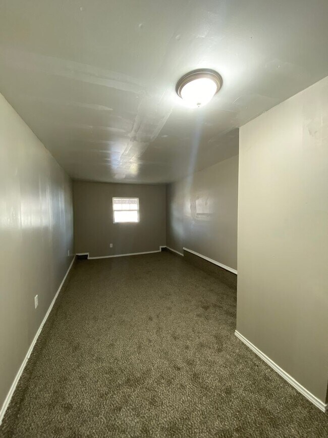 Building Photo - 4 Bedroom House Available now in Midwest City