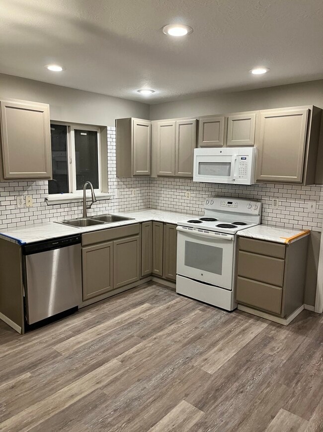 Building Photo - 1025 SE Freedom Cir