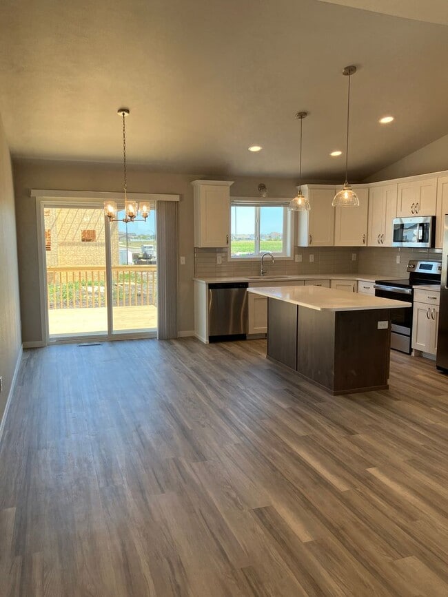 Building Photo - 4 Bed 3 Bath Single Family Home