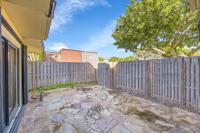 Building Photo - 128 Lake Arbor Dr