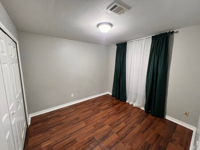 Building Photo - 6127 E Clay St