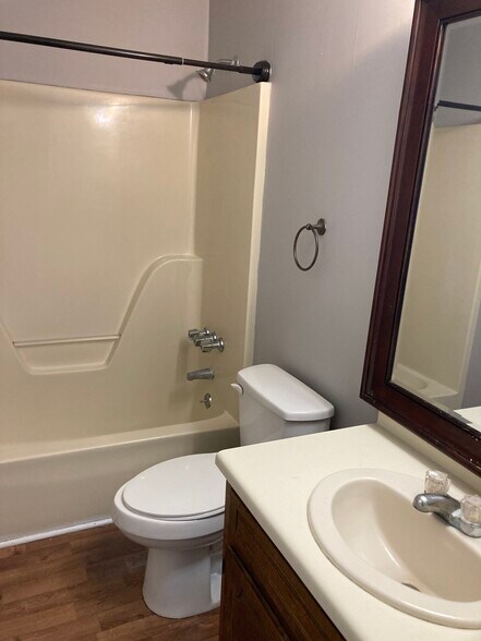 Clean bathroom tub and shower - 141 Country Village Ct