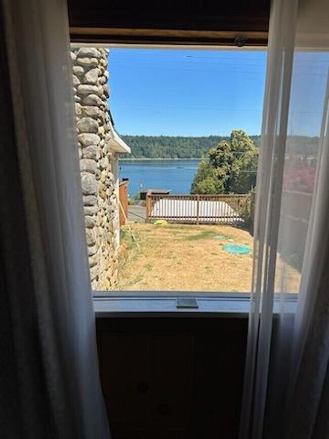 Building Photo - Water View Cabin in Iilahee - Fully Furnished