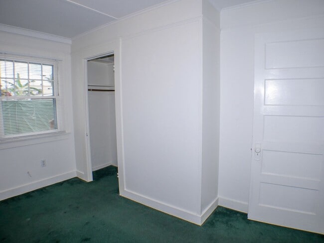 Building Photo - Historical Cottage!