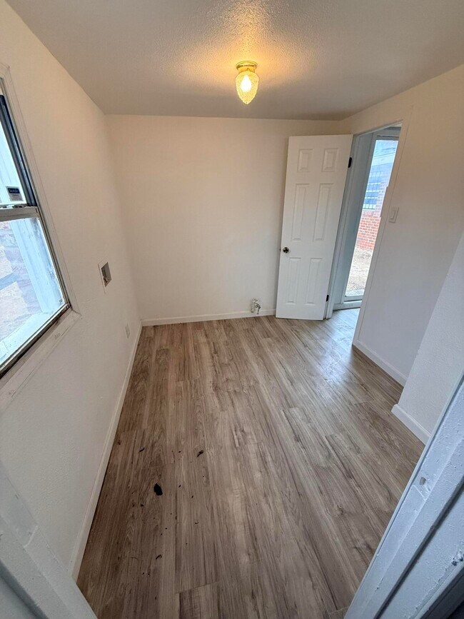 Building Photo - 1801 E 2nd St