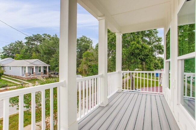 Building Photo - Brand new construction just minutes from downtown Pensacola and a quick trip to the beach. Ready ...