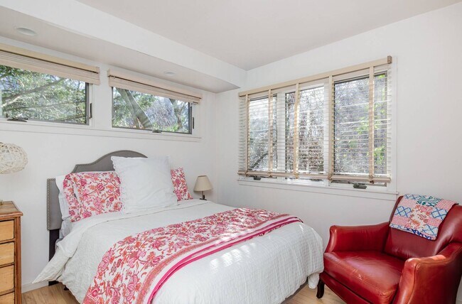 Building Photo - 11 Ingall's Rd