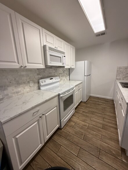 Building Photo - 1025 Michigan Dr W