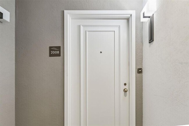 Building Photo - 1 Beach Dr SE