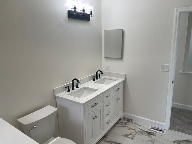 Building Photo - Beautiful 2 Bed, 1.5 Bath Townhome on the Edge of the Desirable Hill Neighborhood Available for Rent