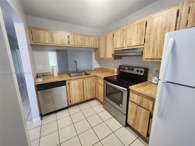 Building Photo - 10967 NW 30th Pl