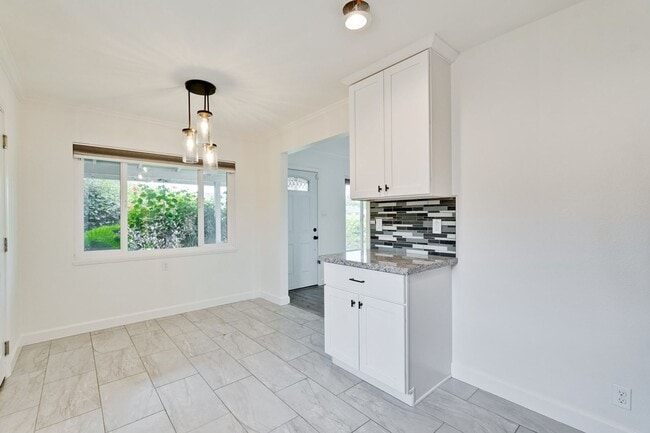 Building Photo - Rare 2 Bed 1 Bath Home with Huge Private Backyard