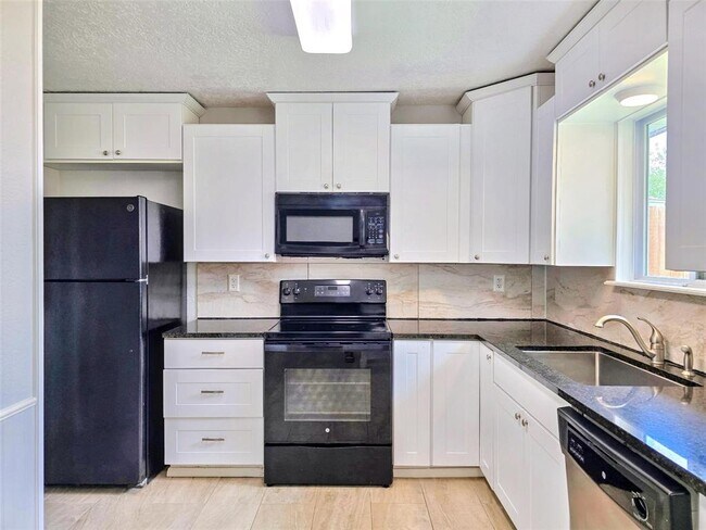 Building Photo - 22510 Parsonsgate Dr