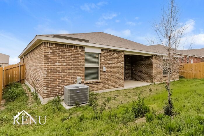 Building Photo - 2013 Hialeah Dr