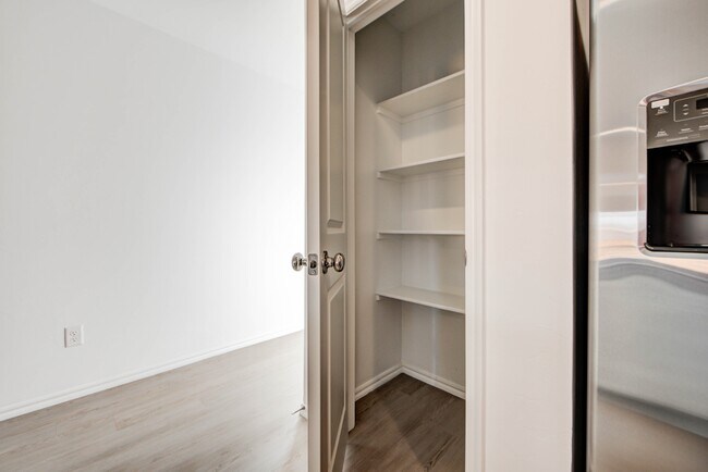 Building Photo - 2011 Delphine Dr