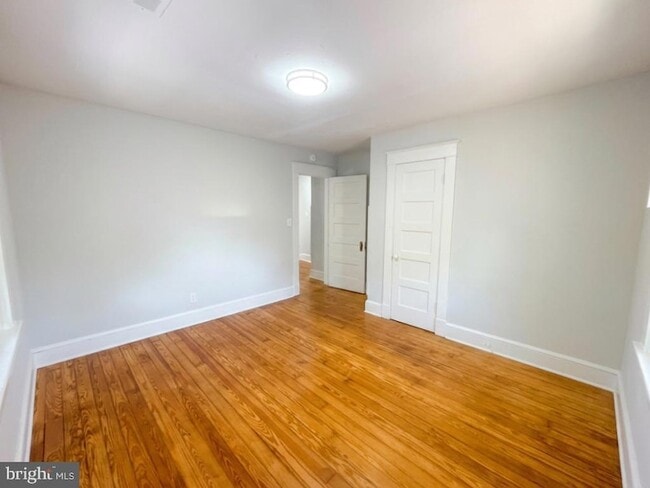 Building Photo - 209 4th Ave
