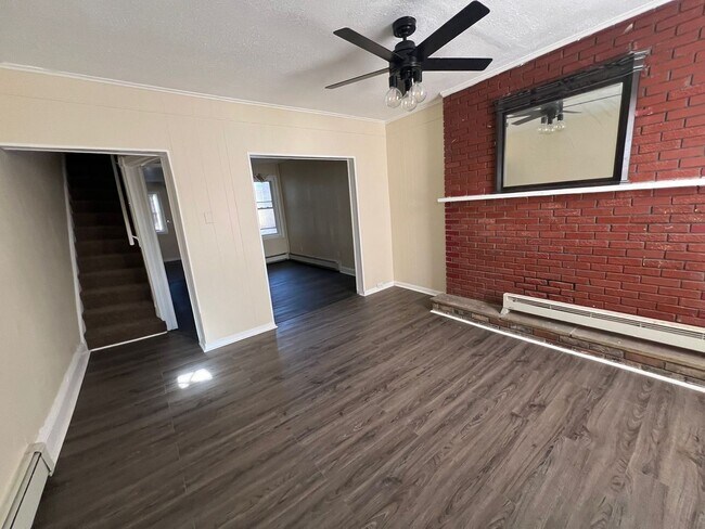 Building Photo - Large 5 Bedroom House for rent