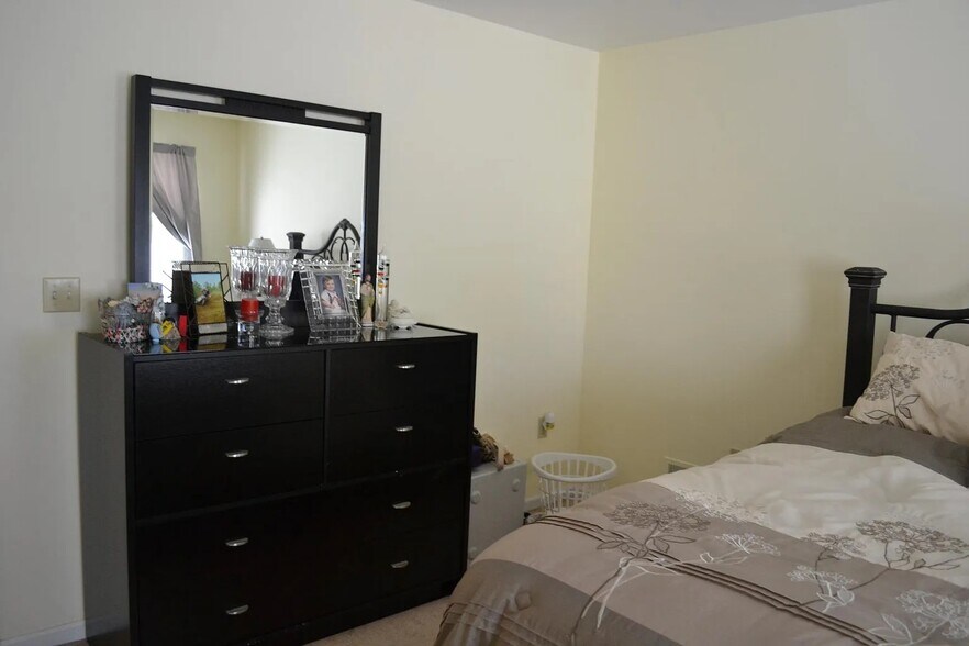 Master bedroom - 216 Christopher Ave