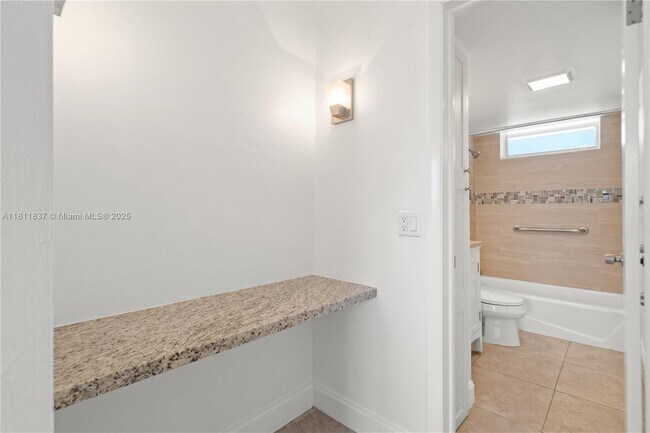 Building Photo - 2999 Point E Dr