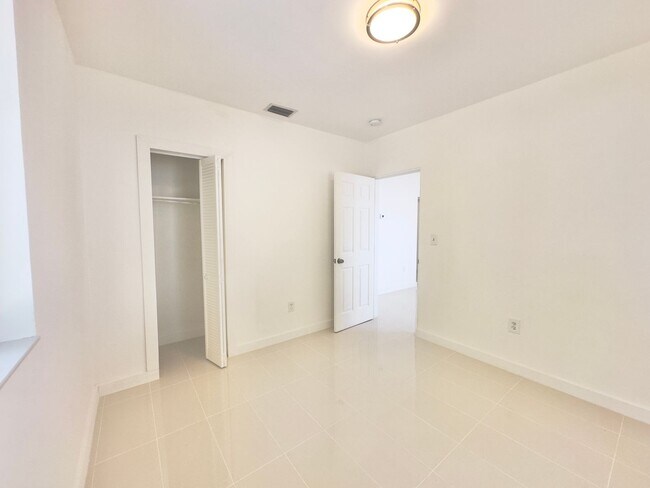 Building Photo - Freshly remodelled 2bed/1bath in a duplex ...