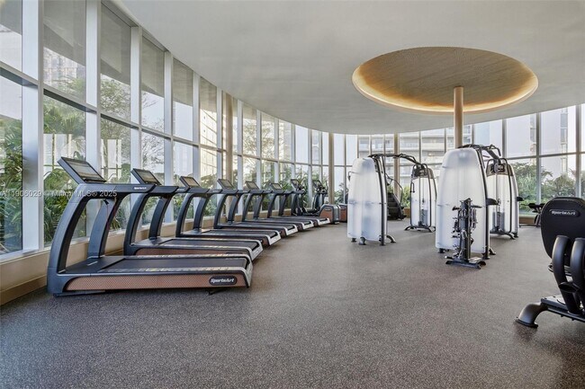 Building Photo - 700 NE 24th St