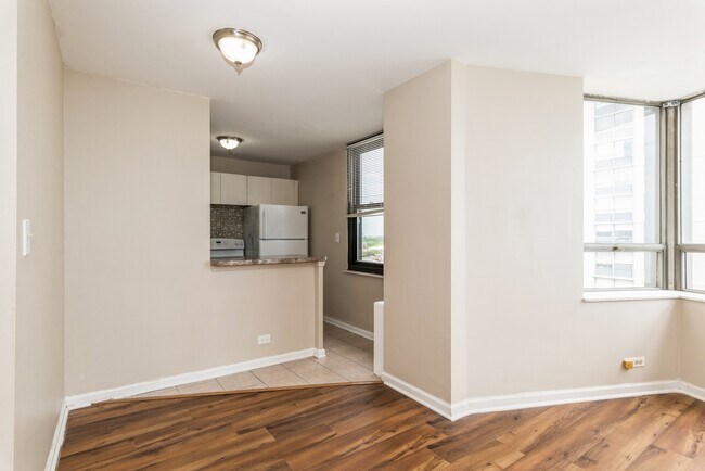 Building Photo - 5701 N Sheridan Rd