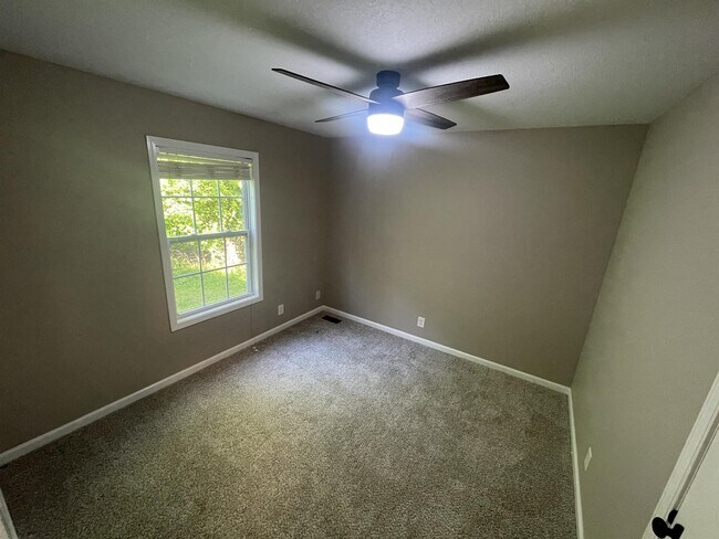 Building Photo - 321 Rossview Rd