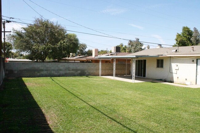 Building Photo - Remodeled 3 Bedroom Home in Northeast Bake...