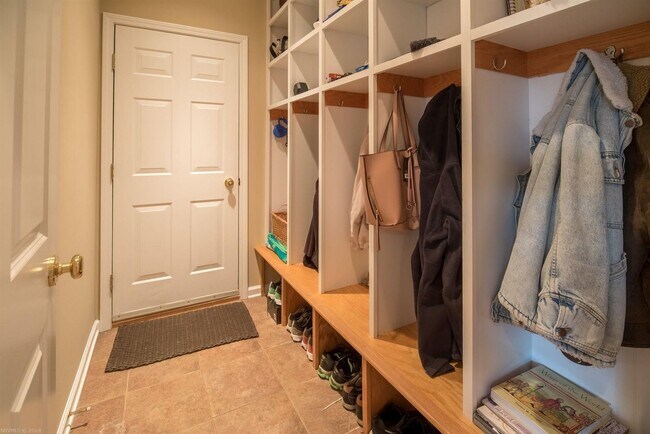 Building Photo - Charming Wyatt Farms Home with Stunning Vi...