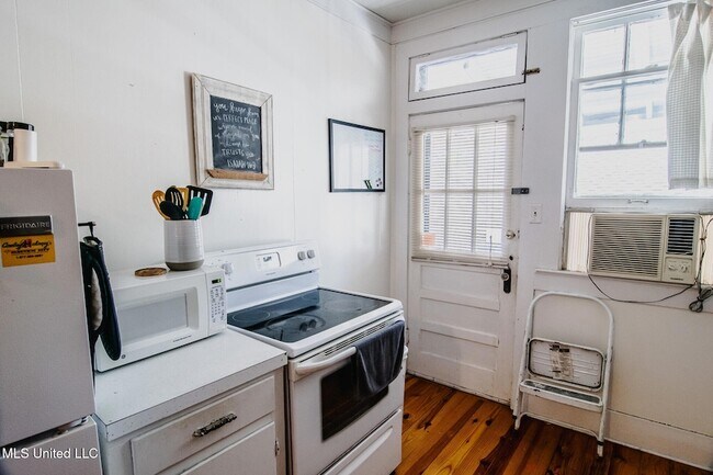 Building Photo - 803 N Congress St