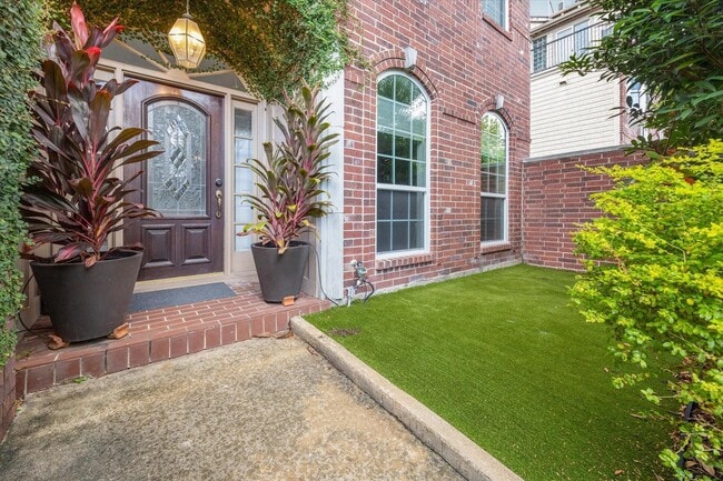 Building Photo - 2506 Van Buren St