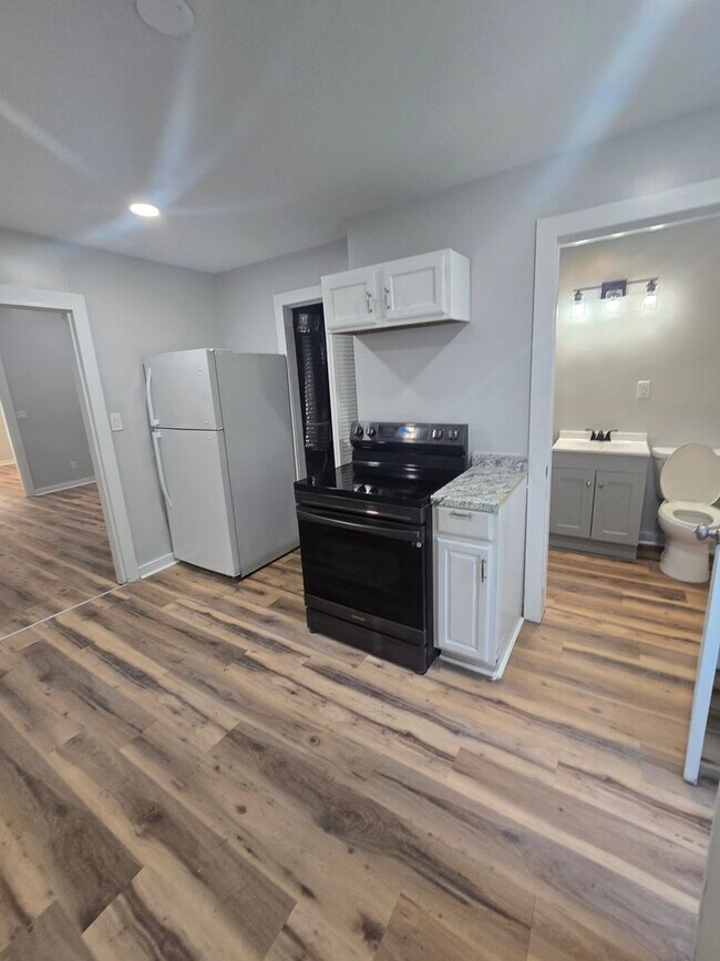 Building Photo - One Bedroom Duplex located on the Westside near 10th St and White River Pkway Dr