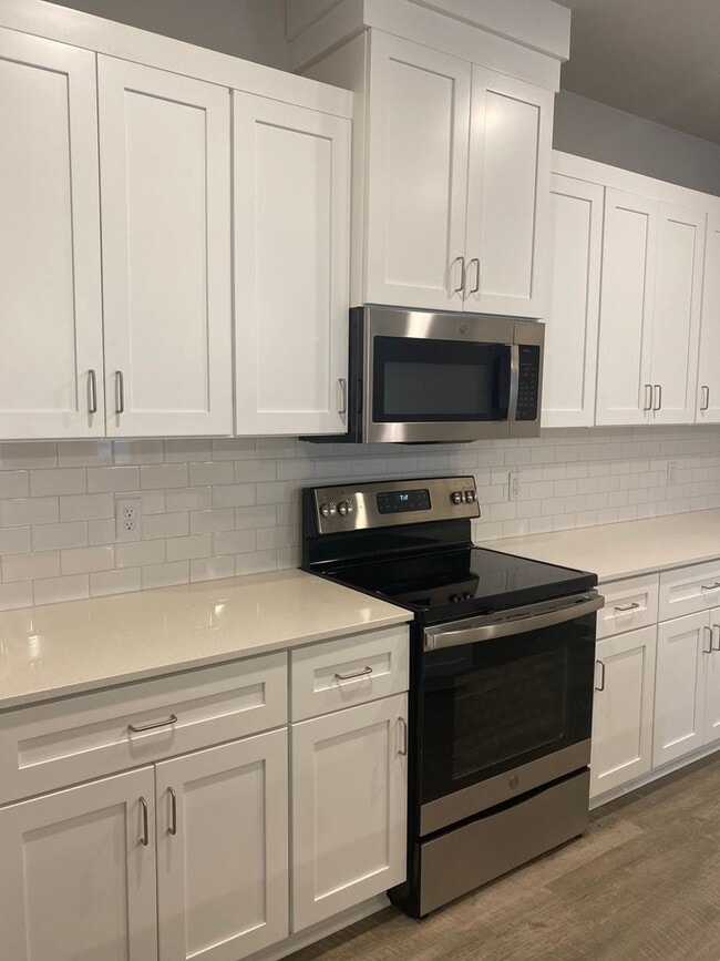 Building Photo - Coming soon! Darling 3/2/2 Fireplace - Walk in Shower - commuter friendly