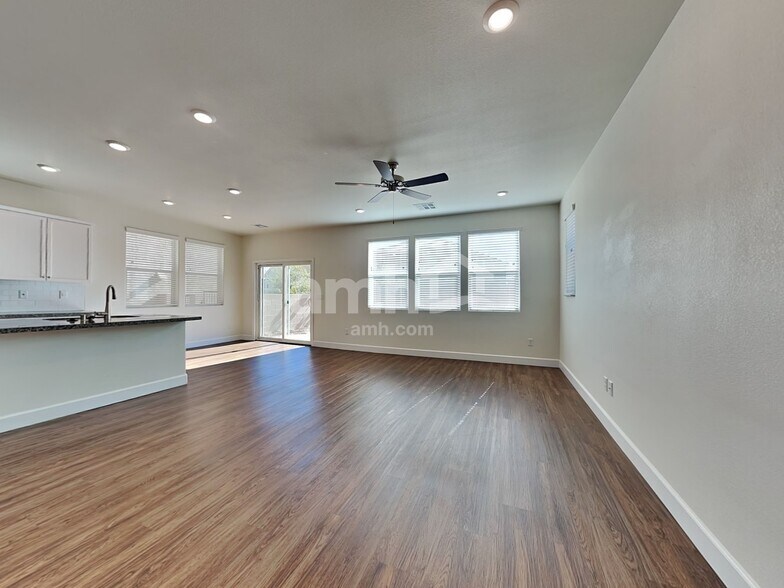 Building Photo - 1501 Garden Swing Ave