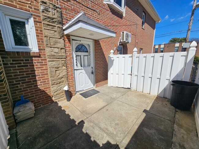 Building Photo - 2722 Rhawn St