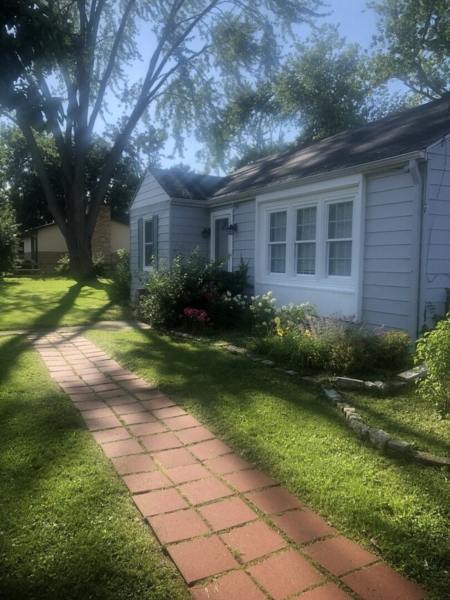 Building Photo - 907 W Washington Ave