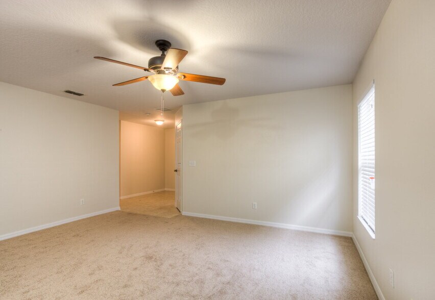 Building Photo - 735 Windrose Dr