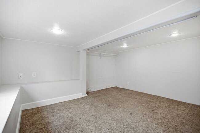 Building Photo - Steps from Green Lake ,6 bed 3 bath home with 2 kitchens and 2 laundry rooms.