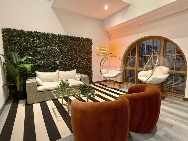 Building Photo - Open & Airy Luxury Studios