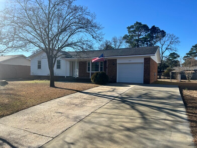 Building Photo - 805 Appalachin Dr