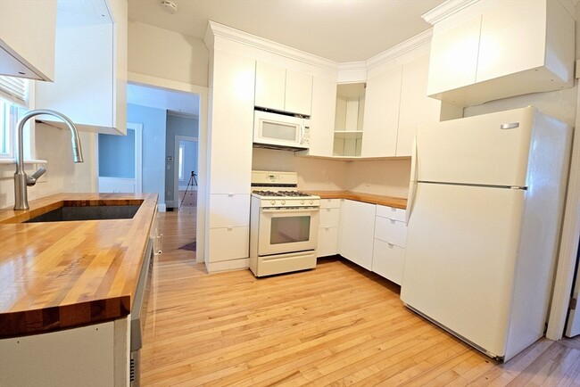 Building Photo - 48 Boylston St
