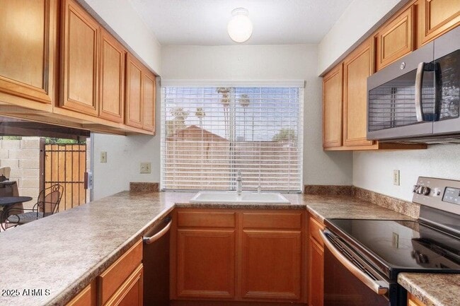 Building Photo - 928 S Casitas Dr