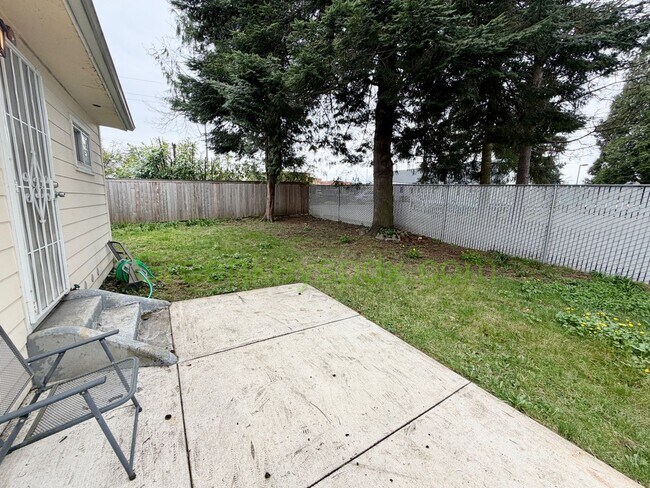 Building Photo - Awesome Mid-Century Classic 3-Bedroom House in NE Portland - $100 OFF FIRST MONTH