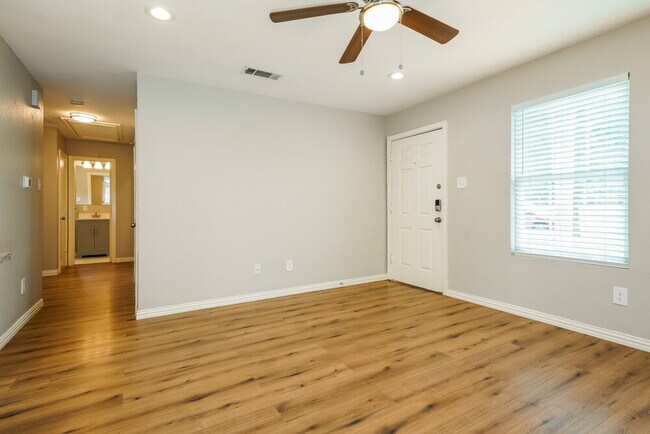 Building Photo - 513 N Wood St