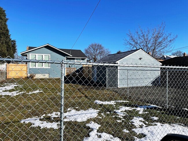 Building Photo - Like New 2 Bedroom 1 Bath Northside Home