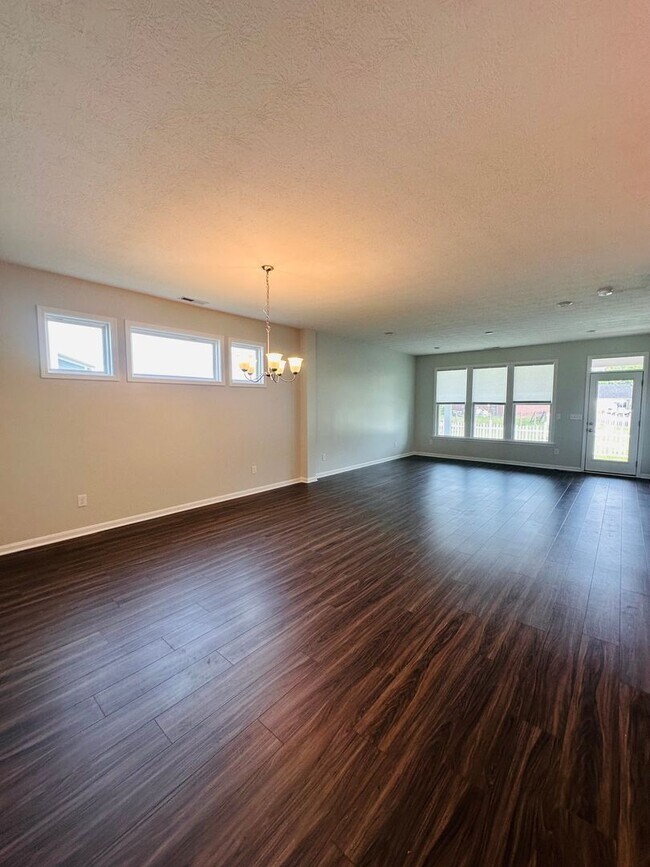 Building Photo - Contemporary Comfort Meets Convenience in Mt. Washington