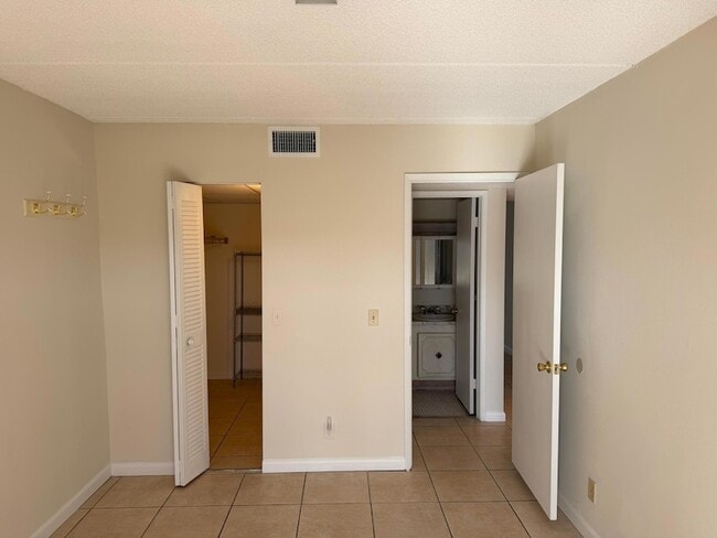 Building Photo - 500 Village Green Cir W