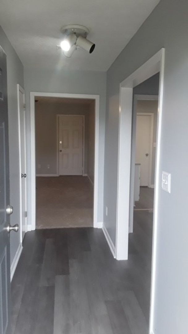 Building Photo - AVAILABLE NOW! Lawn Service is INCLUDED in Lease!