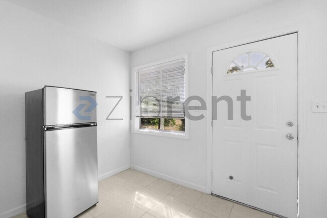 Building Photo - 2749 Fairfield St