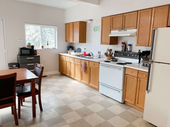 Building Photo - PRELEASING:  A 7+ bedroom/ 2 bath home in York Neighborhood!